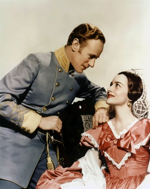 Лесли Говард и Оливия де Хэвилленд Лесли Говард и Оливия де Хэвилленд