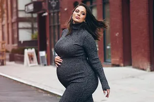 «Пытаюсь принять свое новое тело»: модель plus size Эшли Грэм снялась обнаженной на последних месяцах беременности
