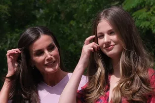 Королева Летиция вслед за Кейт Миддлтон выбирает розовый для выхода в свет — кому больше к лицу? Королева Летиция вслед за Кейт Миддлтон выбирает розовый для выхода в свет — кому больше к лицу?