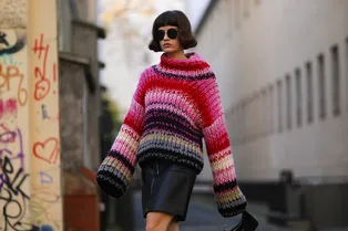 С чем носить объёмный свитер в 2024 году: 10 модных образов с фото