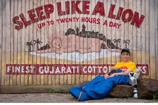 11-летний мальчик год прожил в палатке и заработал 50 миллионов на доброе дело