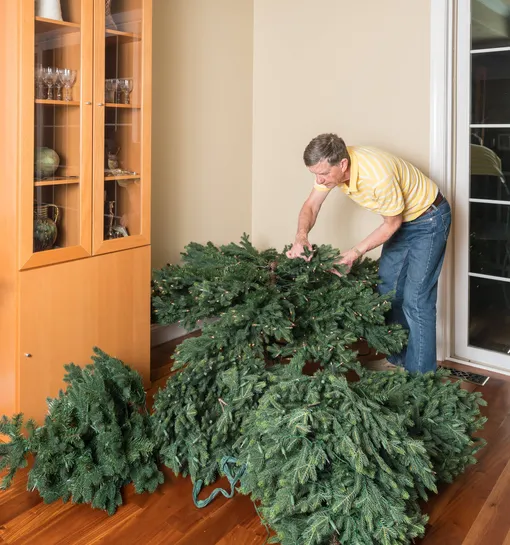 Помогут перчатки: как правильно распушить искусственную ёлку, чтобы она выглядела нарядной