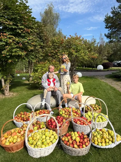 Яна Рудковская, Евгений Плющенко, их дети Саша и Арсений с урожаем яблок 2025 года
