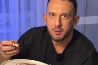 Умер оренбургский фитнес-блогер, запускавший марафон с набором веса на фастфуде перед похудением