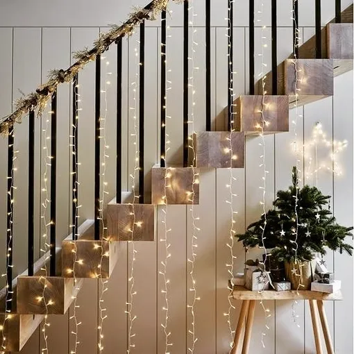 гирлянда на лестнице гирлянда на лестнице