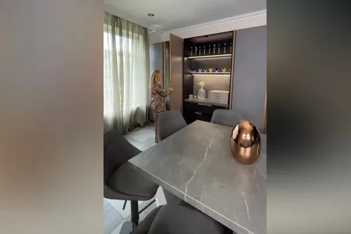 Яна Рудковская показала выдвижную панель, закрывающую шкаф Яна Рудковская показала выдвижную панель, закрывающую шкаф