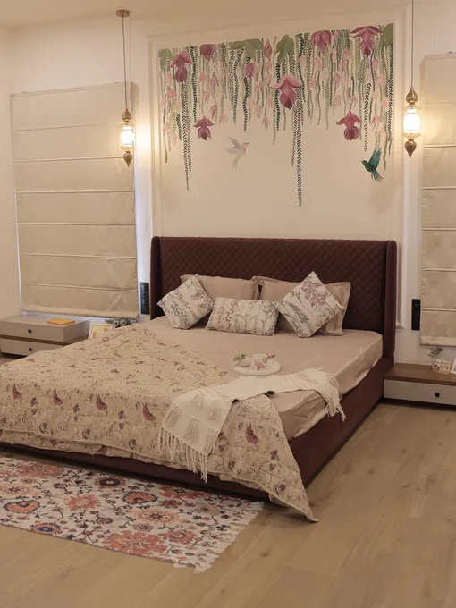 Биофильный дизайн — ботанические мотивы на стене в изголовье кровати