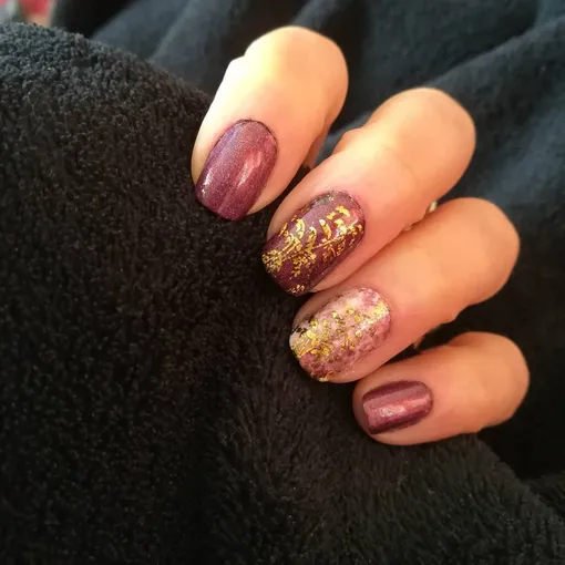 Денежный маникюр на ноябрь 2025 года с золотом Денежный маникюр на ноябрь 2025 года с золотом