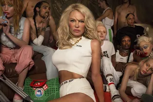 Модели с тремя грудями вышли на подиум в Италии