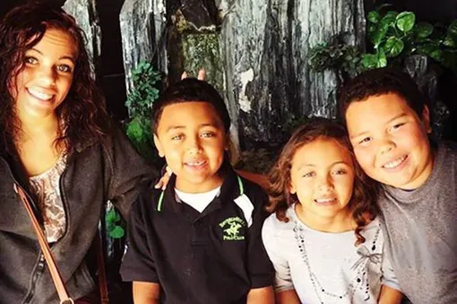 Женщина усыновила четырех детей умирающей подруги Женщина усыновила четырех детей умирающей подруги