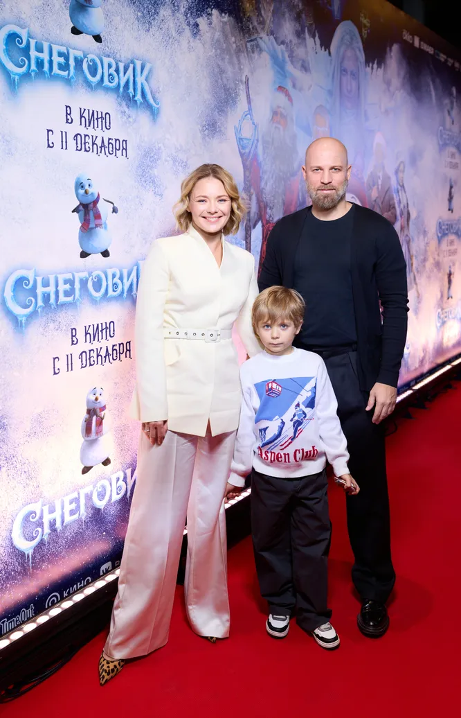 Карина Разумовская с мужем и сыном