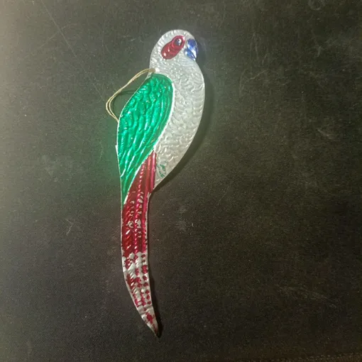 Елочные игрушки из картона появились в 1940-х годах и выпускались вплоть до 1980-х. Сейчас они стоят от нескольких сотен за шт. до нескольких тысяч за набор.