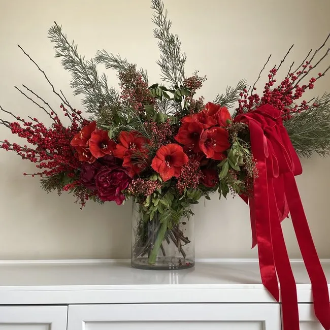 Как украсить входную зону дома и квартиры к празднику?