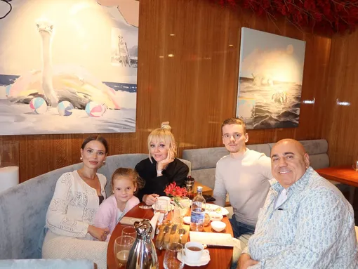 Валерия, Иосиф Пригожин, Арсений, Лиана и Селин Шульгины Валерия, Иосиф Пригожин, Арсений, Лиана и Селин Шульгины