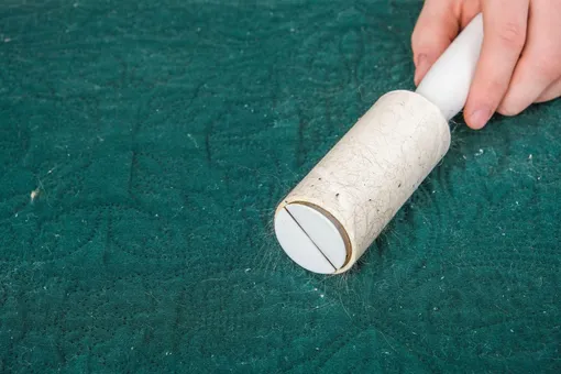 Ёлочные иголки, крошки, конфетти: 5 новогодних проблем, которые решит липкий ролик для одежды