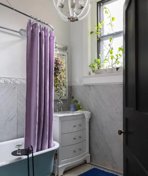 Яркие акценты в ванной в нейтральных тонах