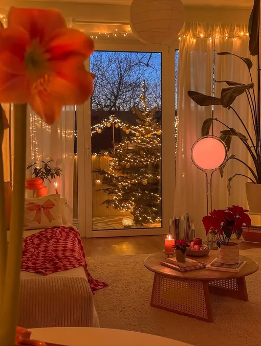 елка на балконе елка на балконе