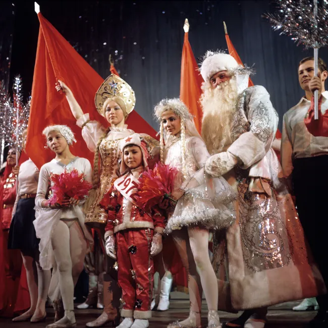 Мальчики — зайчики, девочки — снежинки: в какие костюмы наряжали детей на советский Новый год