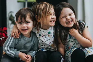 «Настоящее призвание»: учитель сделал за каникулы 600 парт для бедных детей