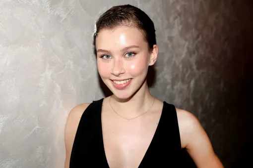 Поцелуй в центре Москвы: Анна Пересильд и Ваня Дмитриенко рассекретили отношения