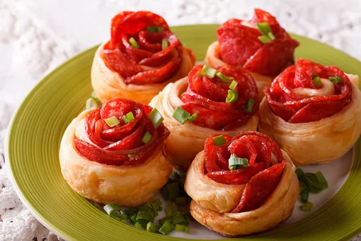 Рецепт розочек из слоёного теста сыром и ветчиной Рецепт розочек из слоёного теста сыром и ветчиной