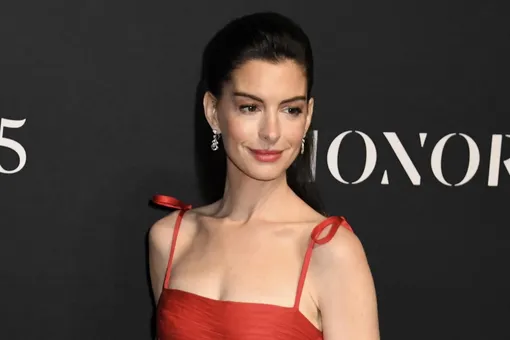 Уют и ностальгия: дизайнер Энн Хэтэуэй показала идеальный декор для рождественской ели