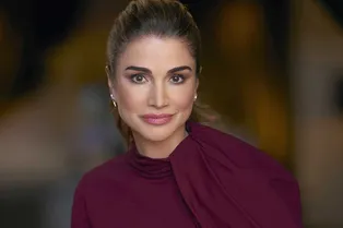 Королева Рания показала, как выглядеть элегантно в костюме из мужской коллекции Королева Рания показала, как выглядеть элегантно в костюме из мужской коллекции