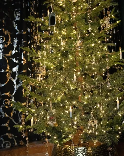 Украсить елку в 2026 году можно в викторианском стиле