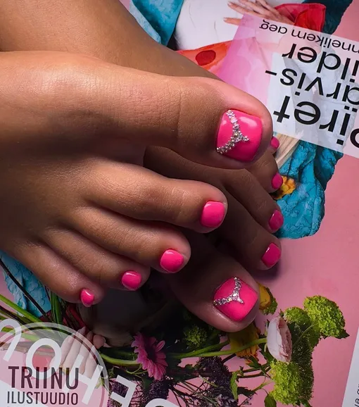 Модный педикюр на весну 2025