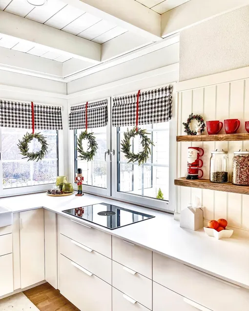 Украсить окна на Новый 2026 год можно с помощью венков из хвои Украсить окна на Новый 2026 год можно с помощью венков из хвои