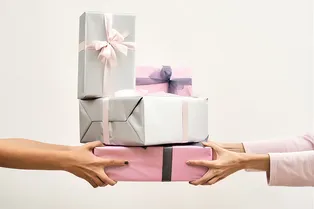 Новогодний гид по подаркам: бьюти-наборы, которые хочется дарить (и получать) Новогодний гид по подаркам: бьюти-наборы, которые хочется дарить (и получать)