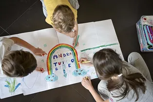 Радуга — наш символ надежды: дети в Италии рисуют на окнах, чтобы поддержать врачей и всех, кто заперт Радуга — наш символ надежды: дети в Италии рисуют на окнах, чтобы поддержать врачей и всех, кто заперт