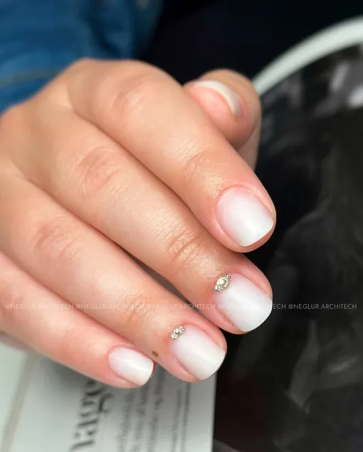 Покрытие со стразами — простой и стильный маникюр на декабрь 2025 года.