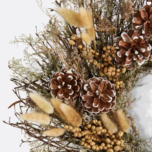 Сухоцветы в рождественском венке смотрятся дорого