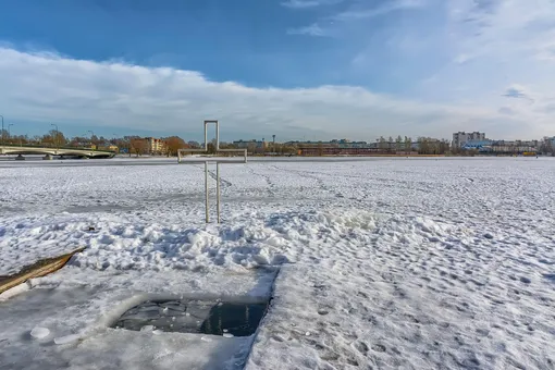 Житель Нижнего Тагила потерял сознание во время купания в проруби на Крещение Житель Нижнего Тагила потерял сознание во время купания в проруби на Крещение
