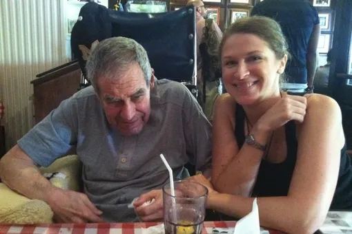 «В 32 года я стала мамой для своего отца». Каково это – ухаживать за человеком с болезнью Паркинсона «В 32 года я стала мамой для своего отца». Каково это – ухаживать за человеком с болезнью Паркинсона