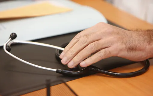 Суд Франции сексуальное домогательство врача