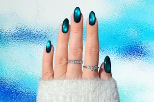 «Подвинься, хром!» 7 идей бархатного стеклянного маникюра — главного тренда к Новому году 2026