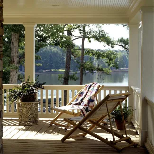 Древесина или декинг: какая террасная доска выгоднее и долговечнее?