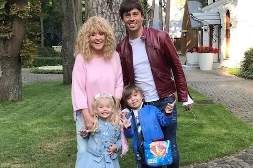 Максим Галкин показал, как проводит утреннюю гимнастику с четырехлетними двойняшками Максим Галкин показал, как проводит утреннюю гимнастику с четырехлетними двойняшками