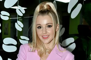 «Настроение — томная осень»: Юлианна Караулова позирует в ярком боди