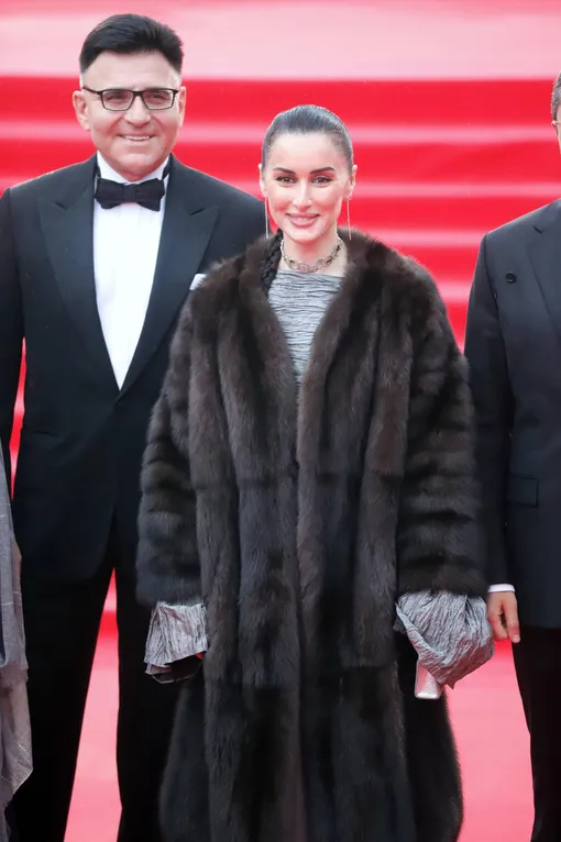 «Красной тряпкой» для интернет-пользователей стала шуба Канделаки, которая завершала её многослойный образ «Красной тряпкой» для интернет-пользователей стала шуба Канделаки, которая завершала её многослойный образ