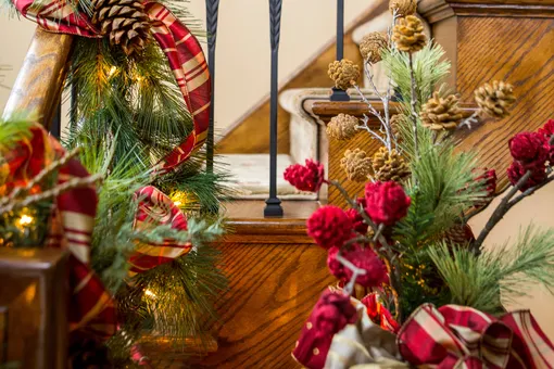 Как украсить лестницу к Новому году 2026 — 30 фото для тех, кому повезло встречать праздник за городом Как украсить лестницу к Новому году 2026 — 30 фото для тех, кому повезло встречать праздник за городом