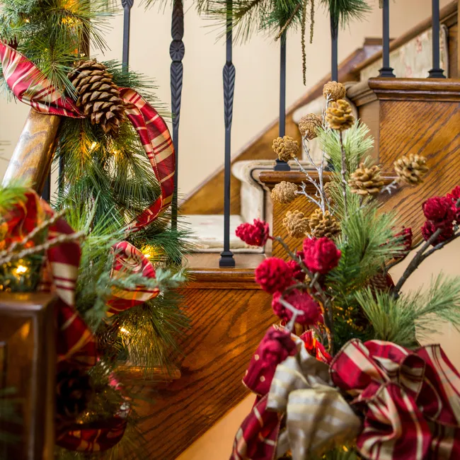 Как украсить лестницу к Новому году 2026 — 30 фото для тех, кому повезло встречать праздник за городом