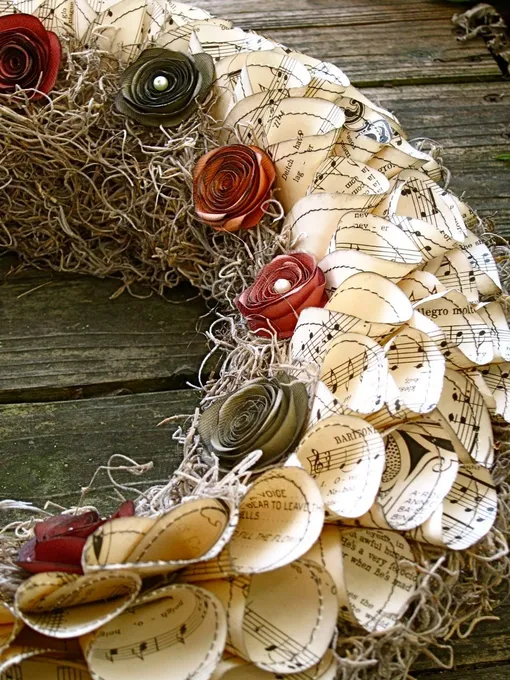 Венок из старых журналов Венок из старых журналов