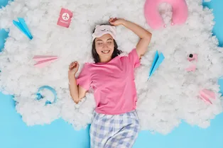 Выбросьте вашу подушку: эксперты по сну рассказали, кому будет полезен сон без нее Выбросьте вашу подушку: эксперты по сну рассказали, кому будет полезен сон без нее