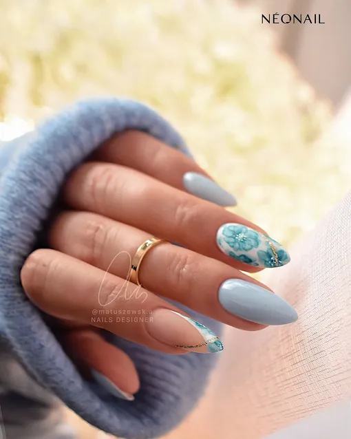 Акцентный ноготь с посланием Денежный маникюр на 8 марта 2026