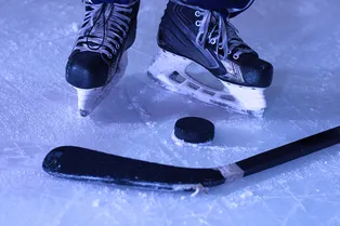 Ударил клюшкой по спине: тренера «Спартака» уволили за насилие над детьми Ударил клюшкой по спине: тренера «Спартака» уволили за насилие над детьми