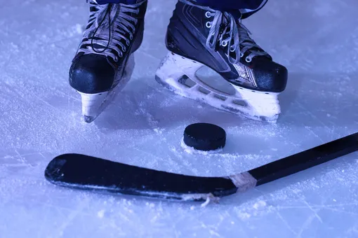 Ударил клюшкой по спине: тренера «Спартака» уволили за насилие над детьми Ударил клюшкой по спине: тренера «Спартака» уволили за насилие над детьми