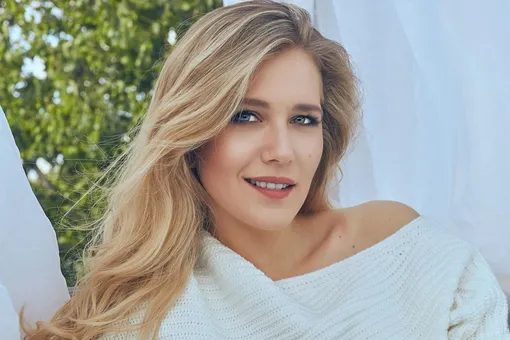 «Афродита из пены морской»: звезда «Команды "Б" Карина Андоленко позирует в мокрой рубашке